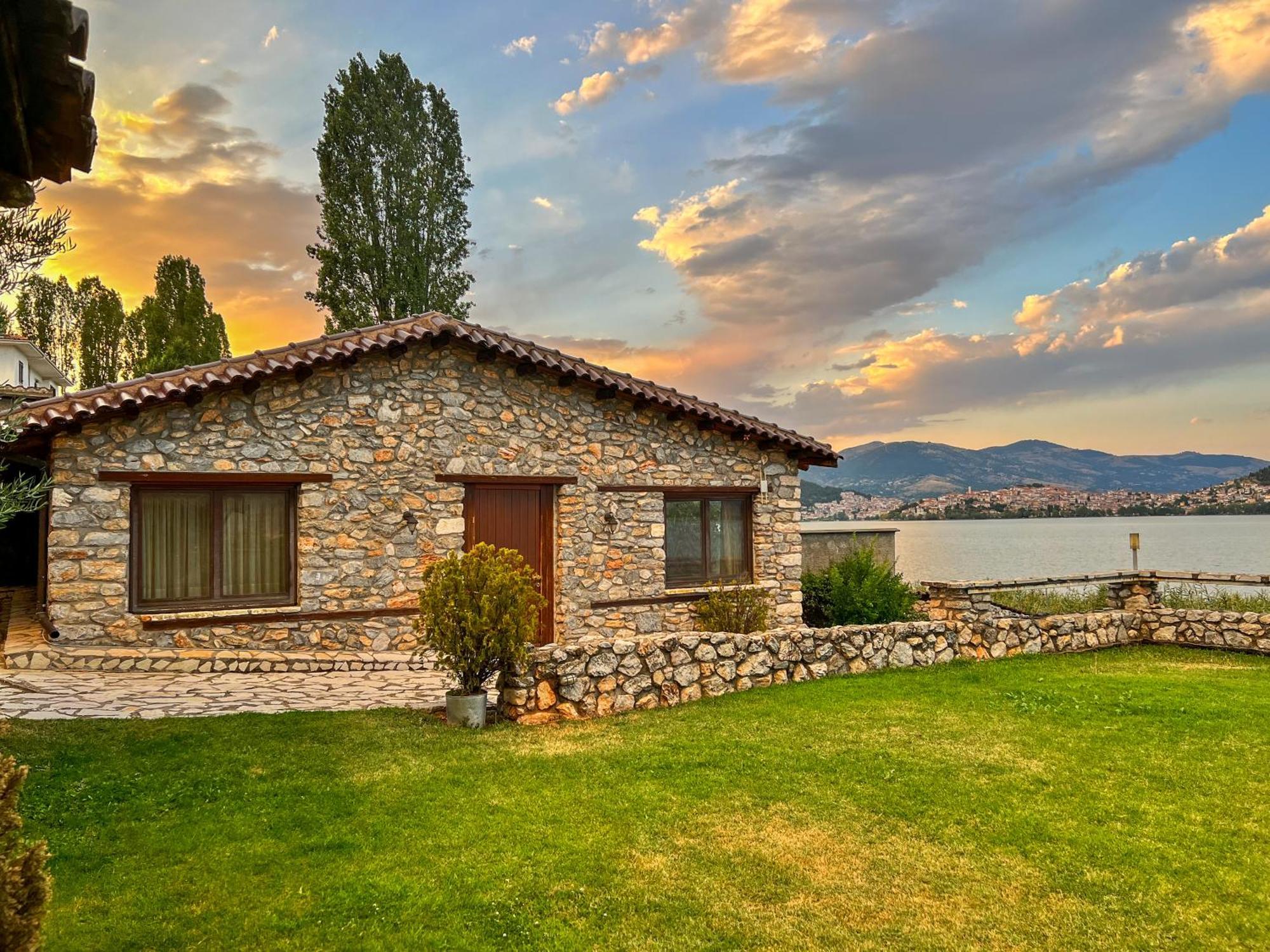The Little Stone House By The Lake カストリア エクステリア 写真